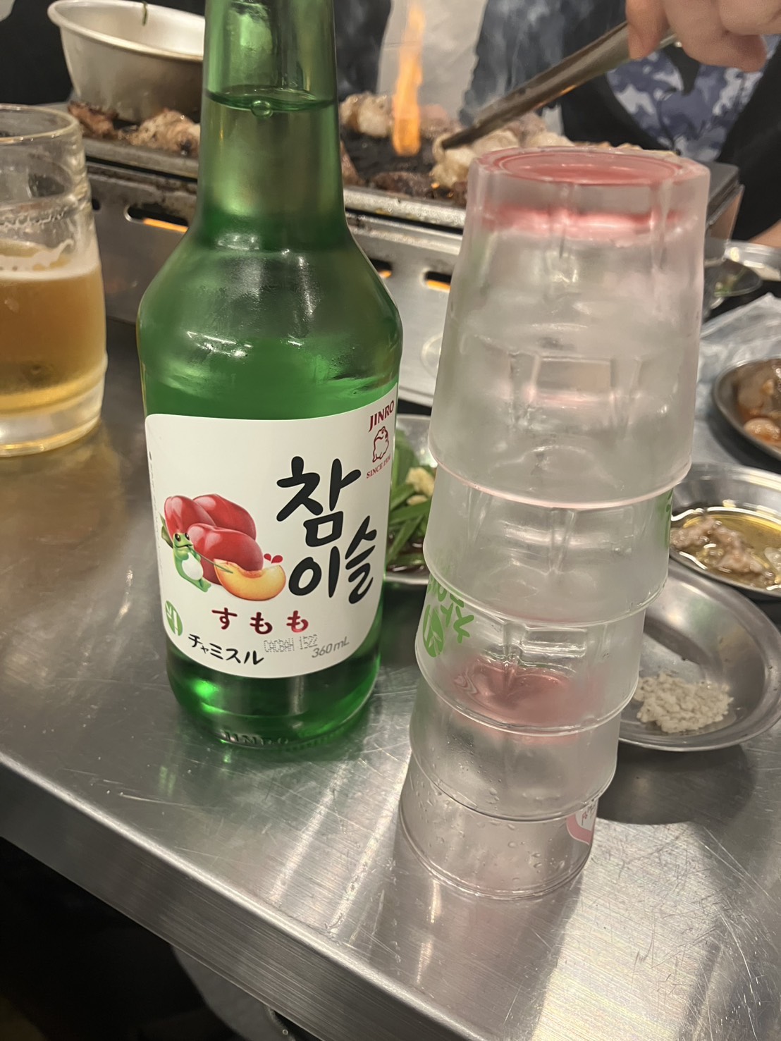 社長との歓迎会で楽しむ韓国焼肉とチャミスルのテーブル風景