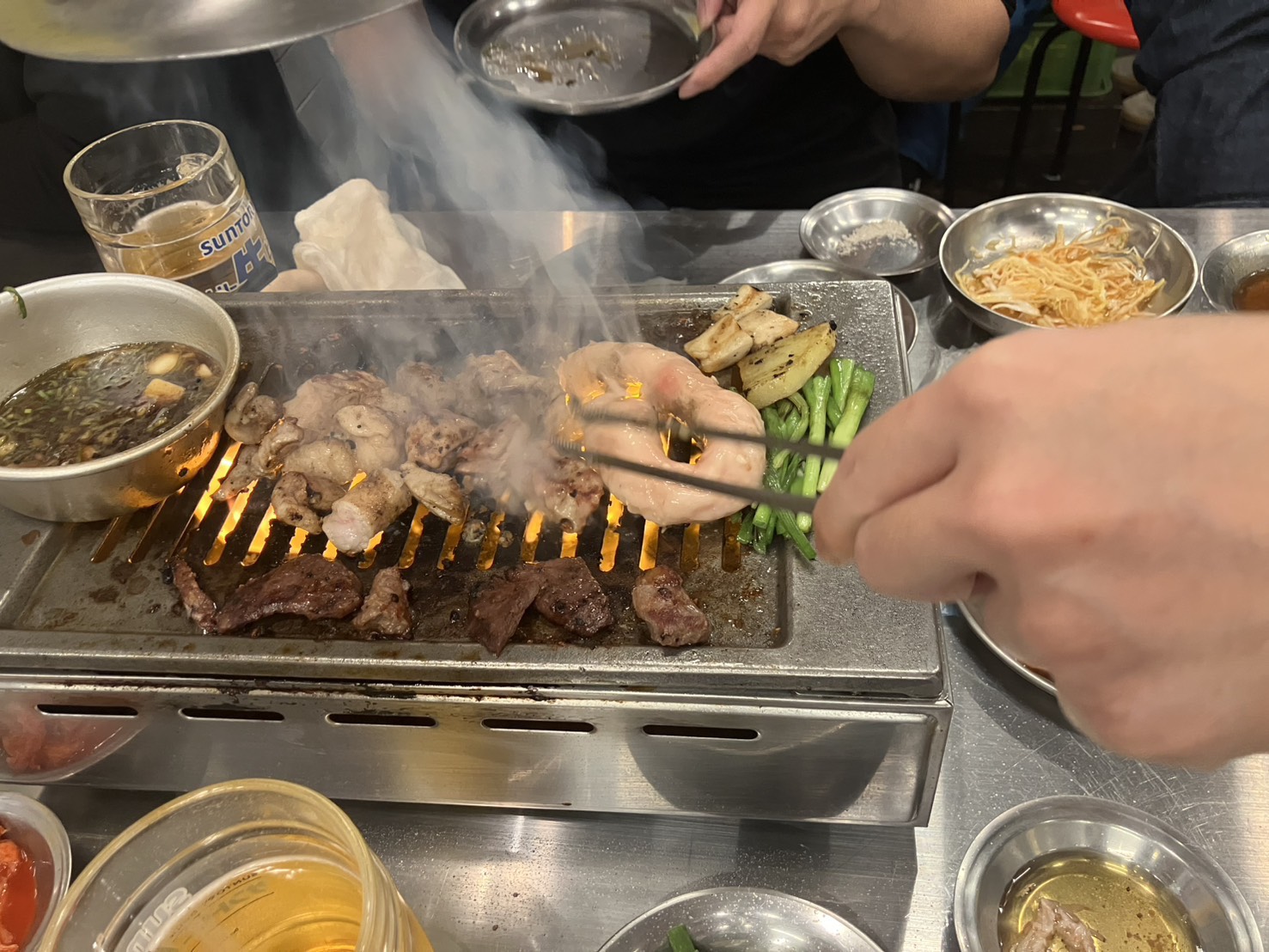 社長との歓迎会で楽しむ韓国焼肉とチャミスルのテーブル風景