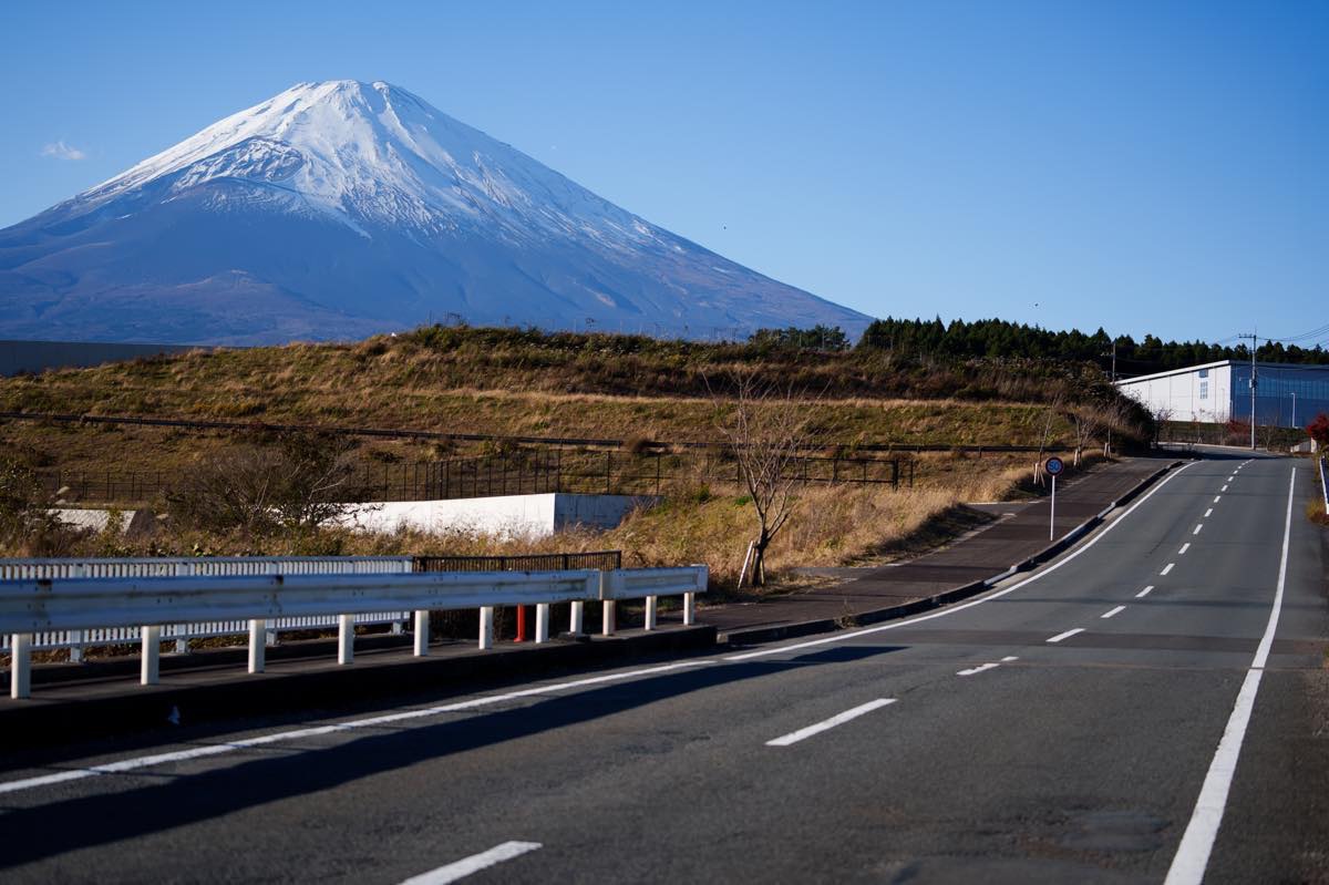 トラックでの帰りの道中まじかに見える富士山