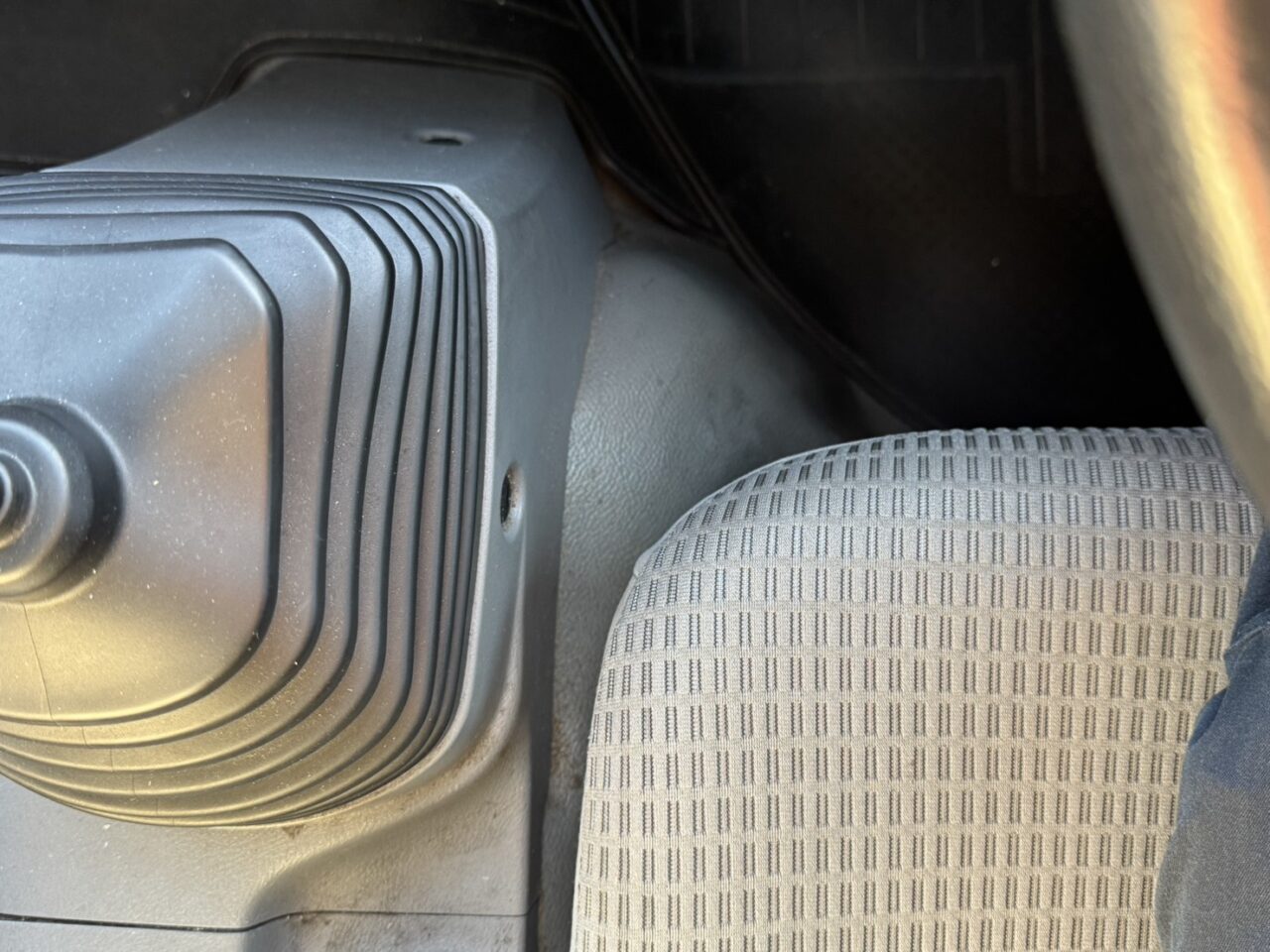 トラックの運転席のシートと足元まわり