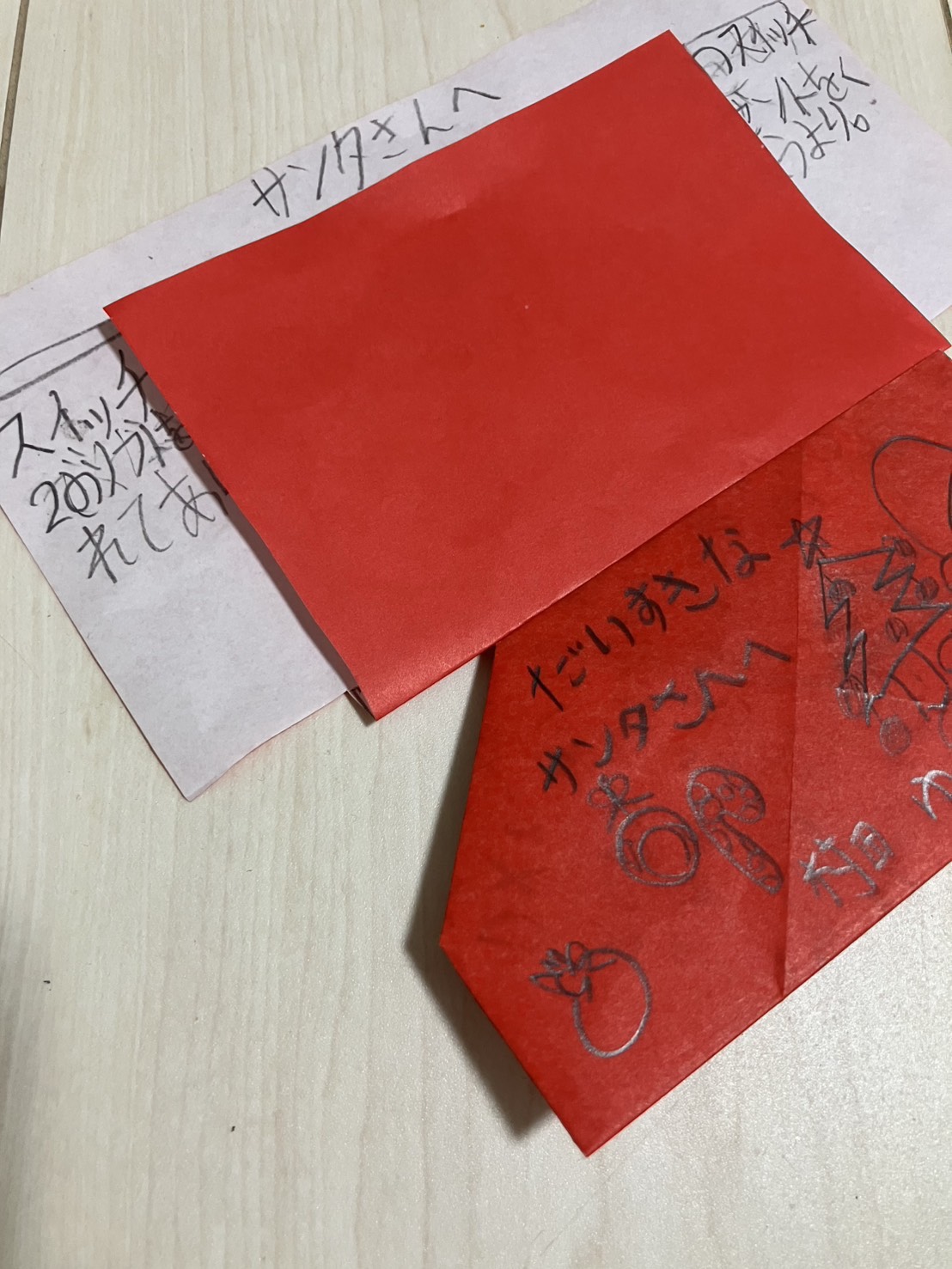 サンタさん宛てのメッセージと赤い封筒